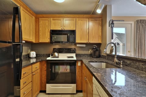 Condo, 3 Bedrooms | Private kitchen | Fridge, oven, coffee/tea maker, toaster