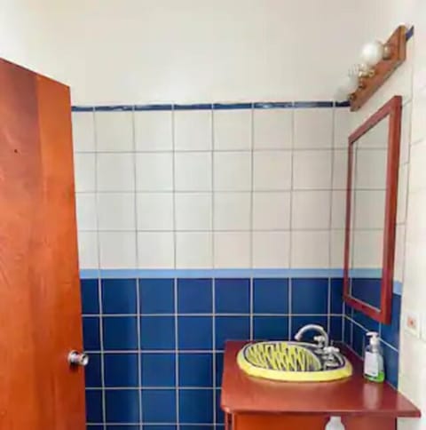 Romantic House | Bathroom | Shower, hair dryer, bidet, towels