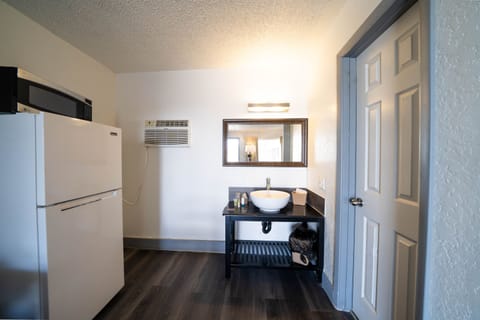 Room, 1 King Bed, Smoking | Bathroom | Free toiletries, towels