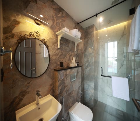 Executive Room | Bathroom | Shower, rainfall showerhead, free toiletries, hair dryer