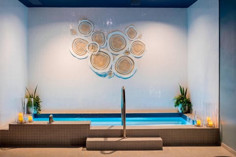 Couples treatment rooms, sauna, spa tub, body treatments