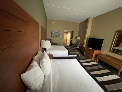 Standard Double Room, 2 Double Beds | 6 bedrooms, in-room safe, desk, iron/ironing board