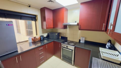 Full-size fridge, microwave, oven, dishwasher