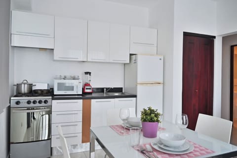 Comfort Room | Private kitchen | Full-size fridge, microwave, oven, coffee/tea maker