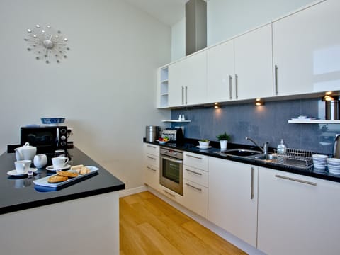 Well-equipped fitted kitchen | Bliss - Horizon View, Westward Ho!
