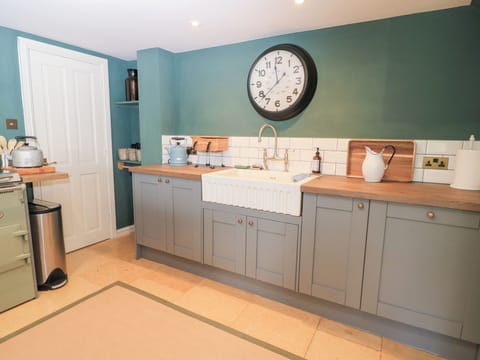 Cottage | Private kitchen | Fridge, dishwasher, electric kettle, toaster