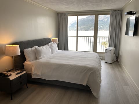 Deluxe Suite, Ocean View | 1 bedroom, hypo-allergenic bedding, down comforters, in-room safe