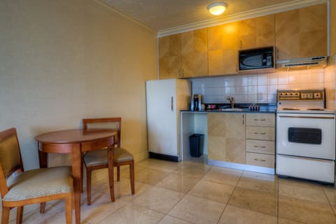 Standard Suite, 1 Bedroom, Ocean View | Private kitchen | Mini-fridge, microwave, stovetop, coffee/tea maker