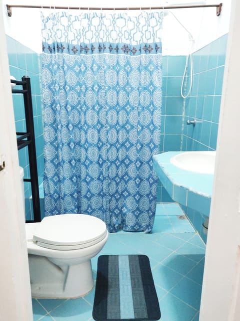 Comfort Triple Room | Bathroom | Shower, rainfall showerhead, towels, soap