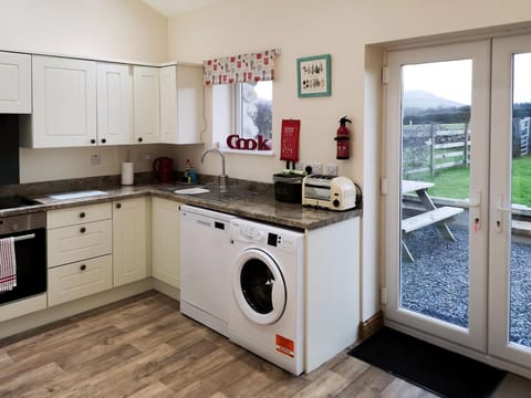 Kitchen | Beudy Canol - Tyn Lon Isaf, Llangybi, near Pwllheli