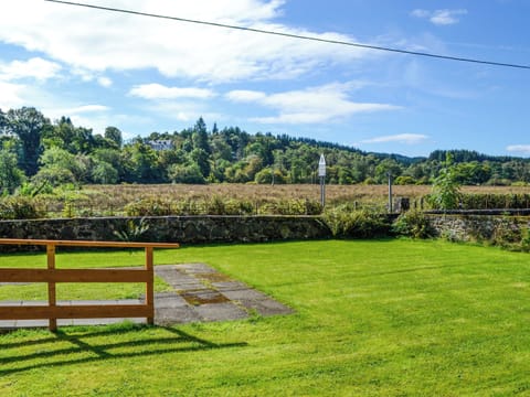 Garden | Aberfoyle Apartment 2 - Birch - Loch Apartments, Aberfoyle