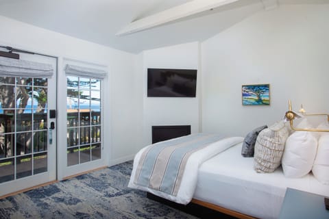 Premium Single Room, 1 King Bed, Balcony, Ocean View | In-room safe, individually decorated, individually furnished