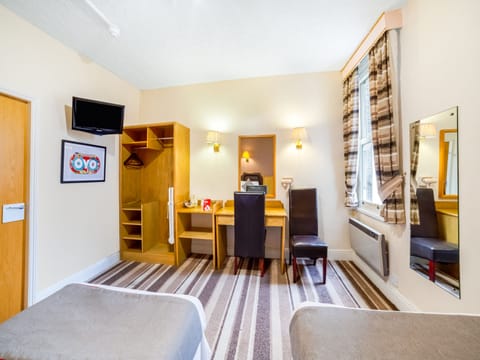 Standard Twin Room | Desk, iron/ironing board, free WiFi, bed sheets