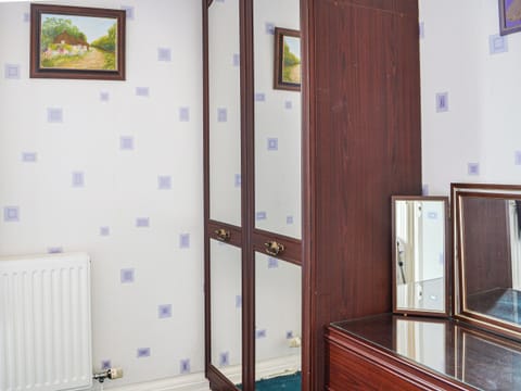 Twin bedroom | Sunny Bank - Hunmanby Gap Cottages, Hunmanby Gap, near Filey