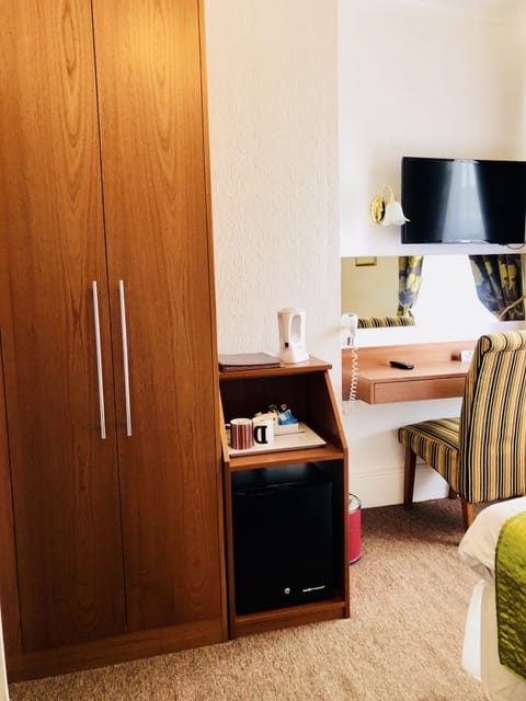 Compact Double Room | Desk, iron/ironing board, free WiFi, bed sheets