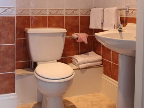 Classic Twin Room, Ensuite | Bathroom | Hair dryer, towels