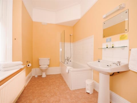 Classic Double Room, Ensuite | Bathroom | Hair dryer, towels