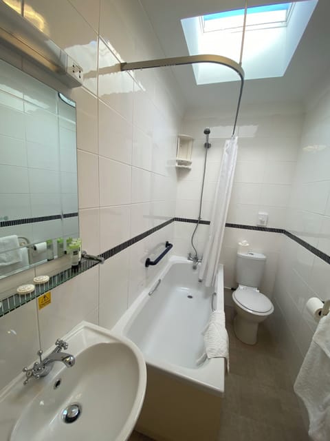 Family Room | Bathroom | Combined shower/tub, free toiletries, hair dryer, towels