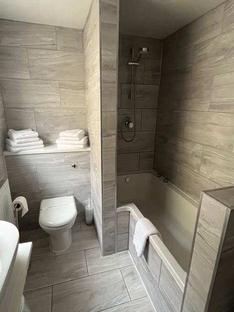 Family Room | Bathroom | Combined shower/tub, free toiletries, hair dryer, towels