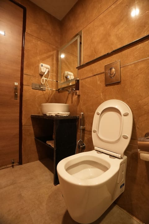 Superior Single Room | Bathroom | Combined shower/tub, rainfall showerhead, free toiletries, hair dryer
