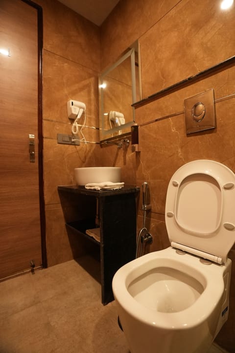 Superior Double or Twin Room | Bathroom | Combined shower/tub, rainfall showerhead, free toiletries, hair dryer