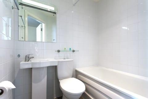 Combined shower/tub, free toiletries, hair dryer, towels