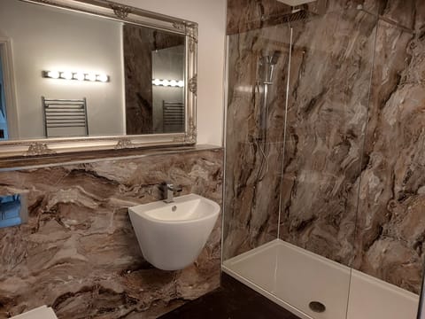 Superior Double room, En-suite (7) | Bathroom | Free toiletries, hair dryer, towels, soap