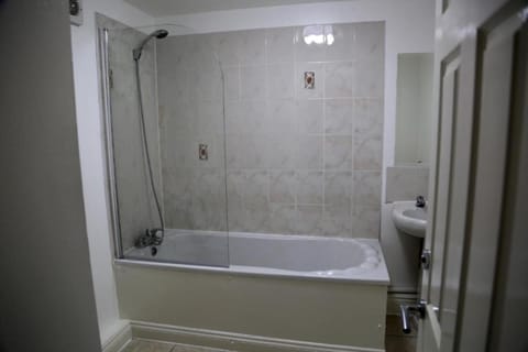 Deluxe Studio, 1 Double Bed (Deluxe Double) | Bathroom | Shower, free toiletries, hair dryer, towels