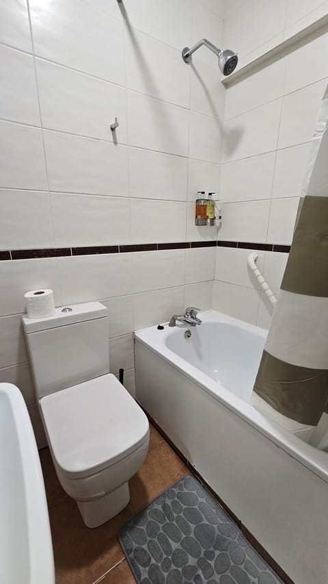 Standard Triple Room | Bathroom | Free toiletries, towels, soap, shampoo