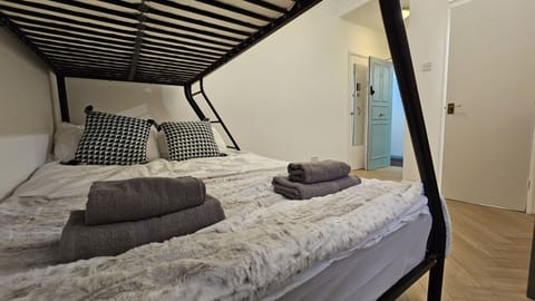 Standard Triple Room | Desk, bed sheets