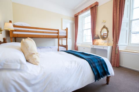 Family Room | Egyptian cotton sheets, premium bedding, free WiFi