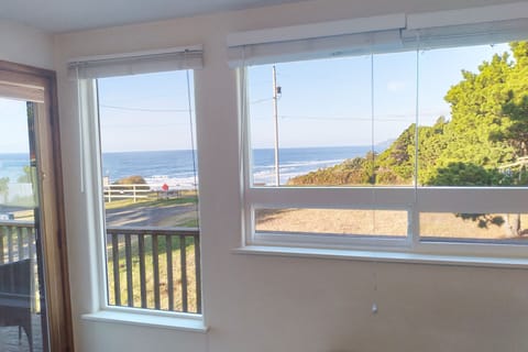 Wake up to this view of the Pacific!