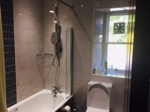 Single Room, Shared Bathroom | Bathroom amenities | Free toiletries, hair dryer, towels