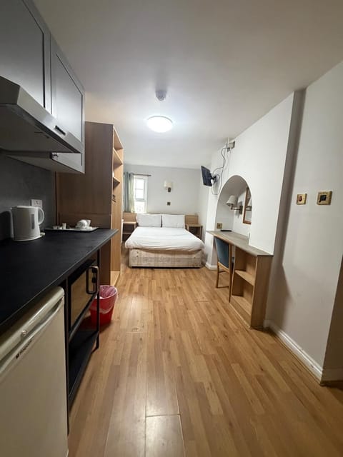 Basic Studio | Desk, free WiFi, bed sheets