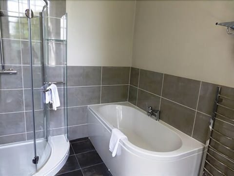 Honeymoon Suite | Bathroom | Free toiletries, hair dryer, towels