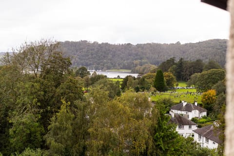 Windermere Suite with Hot Tub (Adults Only) | Hypo-allergenic bedding, in-room safe, desk, iron/ironing board