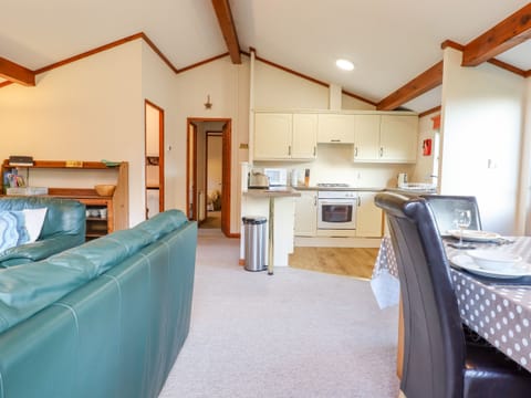 Cottage | Private kitchen | Fridge, dishwasher, electric kettle, toaster