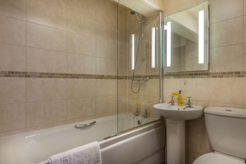 Deluxe Double Room | Bathroom | Free toiletries, hair dryer, towels, soap