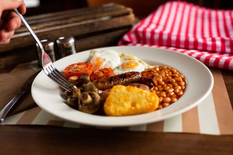 Daily full breakfast (GBP 10.75 per person)
