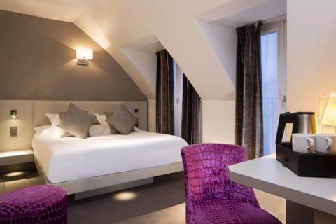 Deluxe Double Room | Minibar, in-room safe, individually decorated, individually furnished