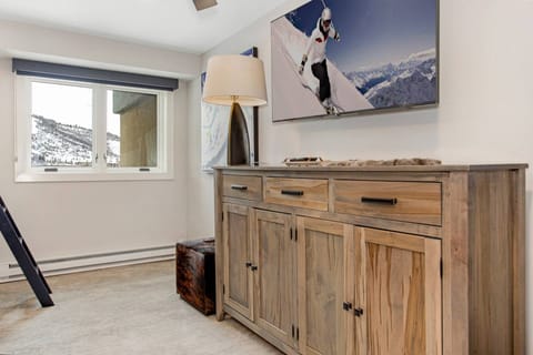 Guest Bedroom 4 with Flat Screen Smart TV with Cable and Ceiling fan (humidifier and pedestal fan)