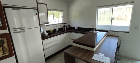 Deluxe Apartment | Private kitchen | Fridge, microwave, oven, cookware/dishes/utensils