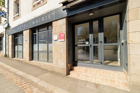 Desk, soundproofing, free WiFi, bed sheets