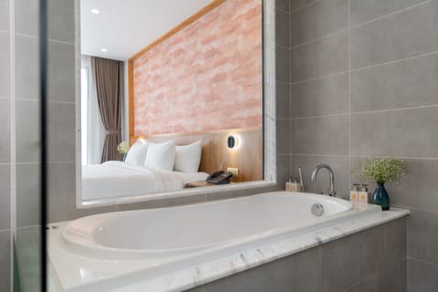 Premium Double Room, 1 Bedroom | Bathroom | Shower, rainfall showerhead, free toiletries, hair dryer