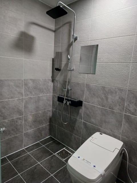 Premium Twin Room | Bathroom | Shower, designer toiletries, hair dryer, bathrobes