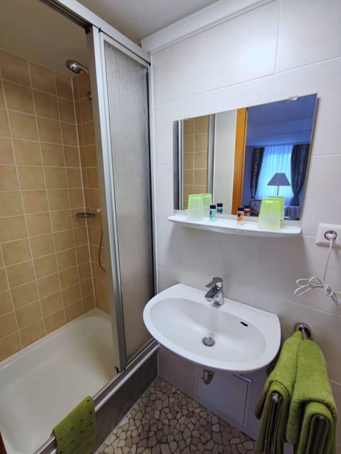 Room, 1 Bedroom, Smoking, Balcony | Bathroom shower