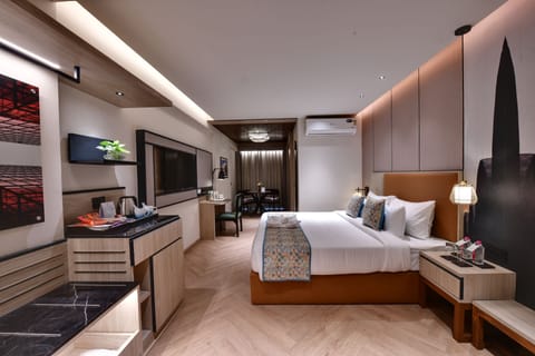 Premium Room, 1 King Bed | In-room safe, desk, laptop workspace, iron/ironing board