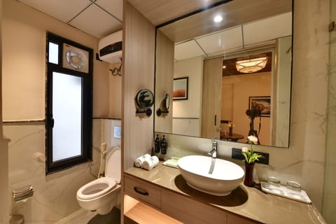 Premium Room, 1 King Bed | Bathroom | Shower, rainfall showerhead, hair dryer, slippers