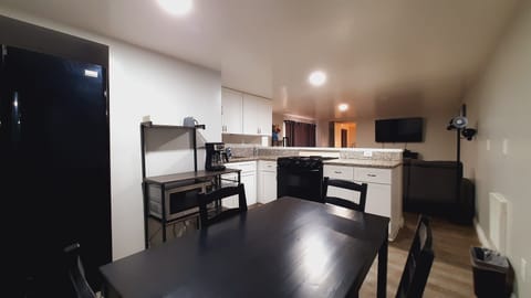 # 5 Retreat in the Center of Running Spring | Private kitchen | Microwave, coffee/tea maker