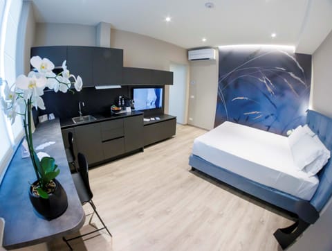 Smart Studio | Hypo-allergenic bedding, down comforters, in-room safe, laptop workspace